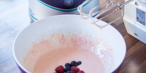 Beitragsbild des Blogbeitrags Fruchtiges Protein Eis Rezept mit Quark und frischen Beeren