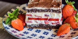 Beitragsbild des Blogbeitrags Protein Erdbeer Tiramisu mit Quark