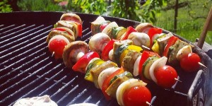 Beitragsbild des Blogbeitrags Vegan grillen: Rezepte für Grillspieße, Gemüse und Marinade