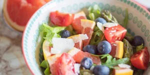 Beitragsbild des Blogbeitrags Leichte Sommersalat Rezepte – Frische Ideen für heiße Tage 