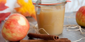 Beitragsbild des Blogbeitrags Apfelmus einkochen ohne Zucker: Rezept für hausgemachten Apfelbrei