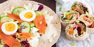 Beitragsbild des Blogbeitrags 3 leckere und schnelle Wraps Rezepte mit Lachs, Thunfisch und Linsen