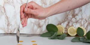 Beitragsbild des Blogbeitrags Hustenbonbons selber machen mit Xylit und frischen Kräutern