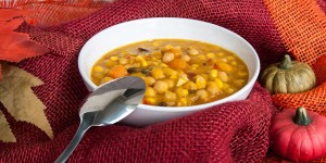 Beitragsbild des Blogbeitrags Vegetarisches Kürbisgulasch mit Kichererbsen und Bohnen