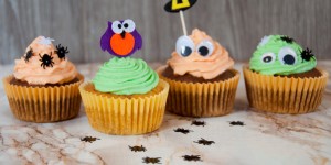 Beitragsbild des Blogbeitrags Ideen für Halloween Muffins: Spinnenmuffins, Kürbismuffins und Co
