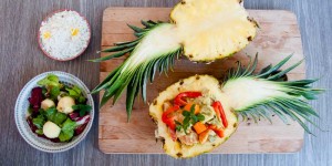Beitragsbild des Blogbeitrags Veganes Curry auf Himalaja Basmati Reis mit Ananas Endivien Salat