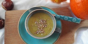 Beitragsbild des Blogbeitrags Vegane Herbstsuppe mit Kürbis und Kartoffeln 
