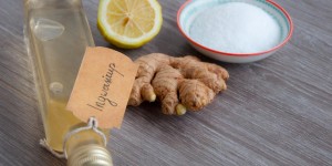 Beitragsbild des Blogbeitrags Ingwersirup selber machen mit Xylit – Hausmittel gegen Erkältungen