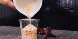 Beitragsbild des Blogbeitrags Chilisalz selber machen: Rezept für scharfes Gewürzsalz