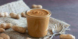 Beitragsbild des Blogbeitrags Gesunde Erdnussbutter selber machen ohne Zucker 