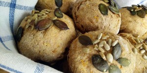 Beitragsbild des Blogbeitrags Schnelles Vollkornbrötchen Rezept mit Möhren