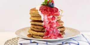 Beitragsbild des Blogbeitrags Fluffige gesunde Pancakes mit Joghurt und fruchtigem Beerenmus