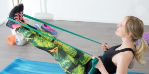 Beitragsbild des Blogbeitrags 17 effektive Theraband Übungen: Gymnastikband Workout für zuhause 