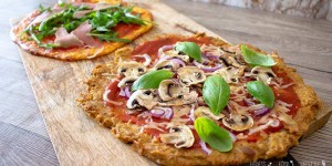 Beitragsbild des Blogbeitrags Low Carb Pizzaboden Rezepte: 9x Pizza ohne Mehl 