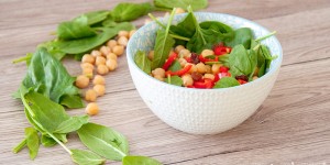 Beitragsbild des Blogbeitrags Leckeres 10-Minuten-Rezept für Kichererbsensalat vegan