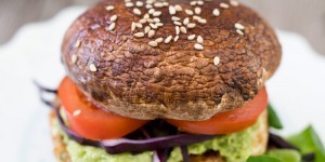 Beitragsbild des Blogbeitrags Portobello Burger mit Blumenkohl Pattys und Avocadosoße 