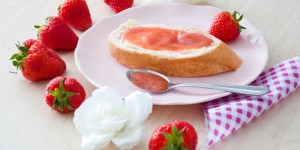 Beitragsbild des Blogbeitrags Rhabarber Marmelade mit Vanille und Erdbeeren 