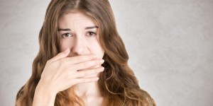 Beitragsbild des Blogbeitrags Was tun gegen Mundgeruch? 14 Tipps gegen üblen Atem 