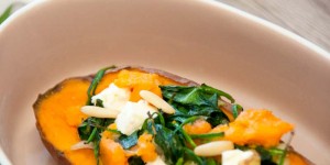 Beitragsbild des Blogbeitrags Gefüllte Süßkartoffel aus dem Ofen mit Feta & Spinat