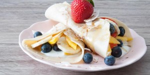 Beitragsbild des Blogbeitrags Protein Crepes mit Kokos und Mango