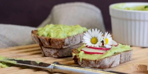 Beitragsbild des Blogbeitrags Avocado Aufstrich mit Frischkäse für ein gesundes Frühstück 