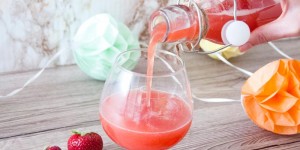 Beitragsbild des Blogbeitrags Erdbeer Eistee selber machen ohne Zucker 
