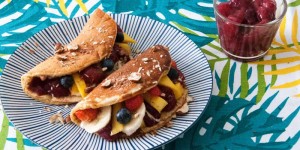 Beitragsbild des Blogbeitrags Lupinenmehl Pfannkuchen mit Kirschgrütze 