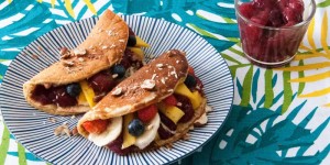 Beitragsbild des Blogbeitrags Lupinenmehl Pfannkuchen mit Kirschgrütze