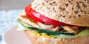 Beitragsbild des Blogbeitrags Halloumi Burger mit Grillgemüse und Linsen Dip