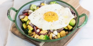 Beitragsbild des Blogbeitrags Low Carb Gemüsepfanne mit Spiegelei und Feta