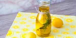 Beitragsbild des Blogbeitrags DIY Zitronenöl mit Olivenöl und Rosmarin 
