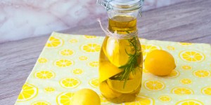 Beitragsbild des Blogbeitrags DIY Zitronenöl mit Olivenöl und Rosmarin