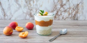 Beitragsbild des Blogbeitrags Hirse Porridge im Glas – Mit Aprikosen und Joghurt