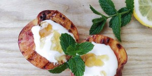 Beitragsbild des Blogbeitrags Dessert vom Grill – Gegrillte Pfirsiche mit Honig und Joghurt 