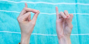 Beitragsbild des Blogbeitrags Finger Yoga Übungen gegen Stress und Schmerzen