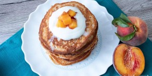 Beitragsbild des Blogbeitrags Schnelle Quark Pancakes mit Pfirsichkompott