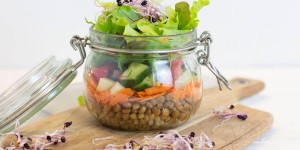 Beitragsbild des Blogbeitrags Schneller Linsensalat vegan im Glas 