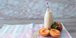 Beitragsbild des Blogbeitrags Frühstückssmoothie mit Haferflocken und Pfirsich