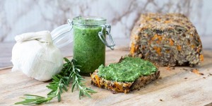 Beitragsbild des Blogbeitrags Schnelles Mangold Pesto mit Kürbiskernen