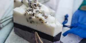 Beitragsbild des Blogbeitrags So einfach wird Lavendelseife selbst gemacht