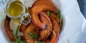 Beitragsbild des Blogbeitrags Kürbis im Ofen garen – Knusprige Kürbisspalten aus dem Backofen