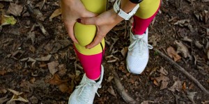 Beitragsbild des Blogbeitrags Knieschmerzen beim Laufen – 6 Ursachen, die du kennen solltest