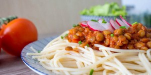 Beitragsbild des Blogbeitrags Vegane Linsen Bolognese mit frischen Tomaten 