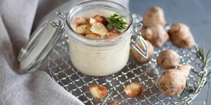 Beitragsbild des Blogbeitrags Topinambursuppe mit knusprigen Chips