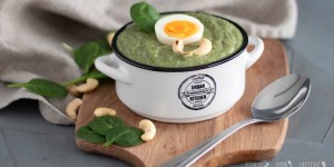 Beitragsbild des Blogbeitrags Spinatsuppe mit Ei und frischen Kräutern