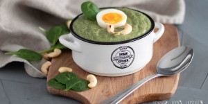 Beitragsbild des Blogbeitrags Spinatsuppe mit Ei und frischen Kräutern 