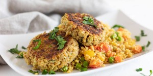 Beitragsbild des Blogbeitrags Knusprige Grünkernbratlinge mit Zucchini
