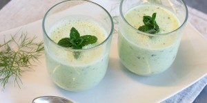 Beitragsbild des Blogbeitrags Geeiste Gurkensuppe mit frischen Gartenkräutern