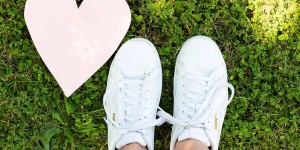 Beitragsbild des Blogbeitrags Weiße Sneaker reinigen: Die besten Tipps gegen schmutzige Schuhe