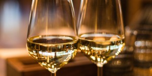 Beitragsbild des Blogbeitrags Weinkühlschrank zum Einbauen – Die Top 3